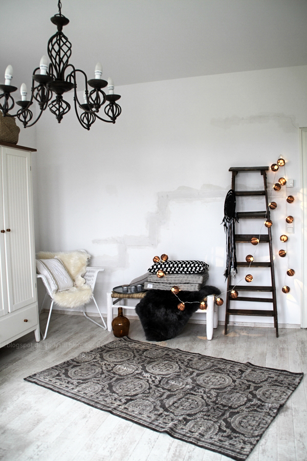 DekoDonnerstag, Schlafzimmer in Weiß Grau Holz mit Bohoelementen, orientalische Accessoires, schwarze Ballonlichterkette