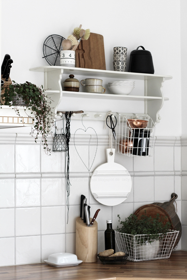 Kücheneinrichtung in Schwarz Weiß Holz mit leichten New Boho Elementen, Küchenregal mit weiß schwarzen und kupferfarbenen Accessoires