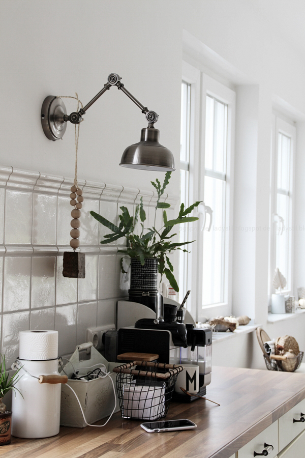 Kücheneinrichtung in Schwarz Weiß Holz mit leichten New Boho Elementen, Detail Küchenablage