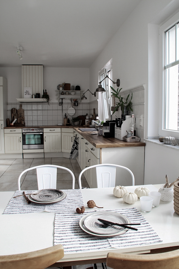 Kücheneinrichtung in Schwarz Weiß Holz mit leichten New Boho Elementen, Überblick Küche 