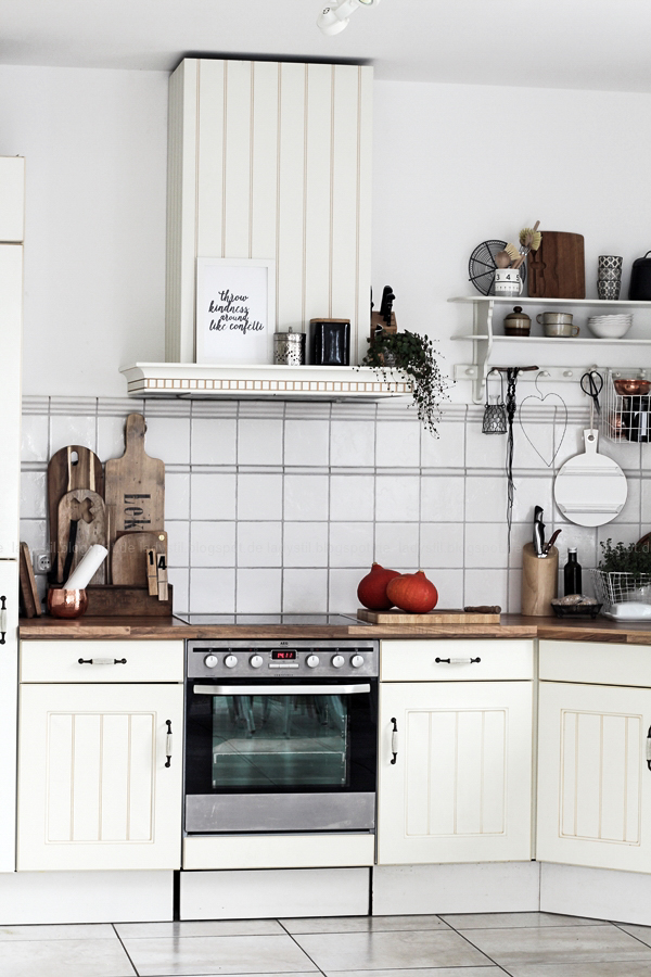 Kücheneinrichtung in Schwarz Weiß Holz mit leichten New Boho Elementen, Küchenview Abzugshaube Nolte