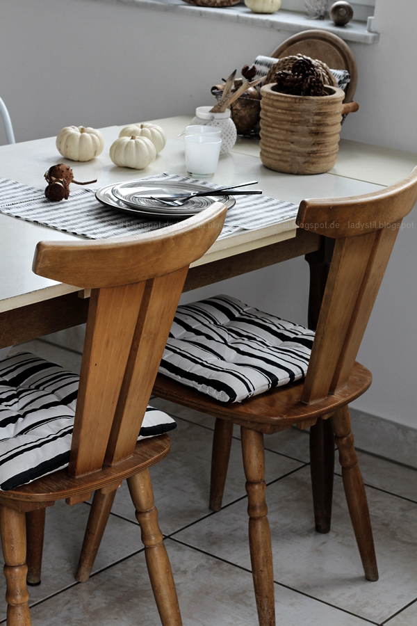 Kücheneinrichtung in Schwarz Weiß Holz mit leichten New Boho Elementen, alter Tisch und Stühle aus Kinderzeiten