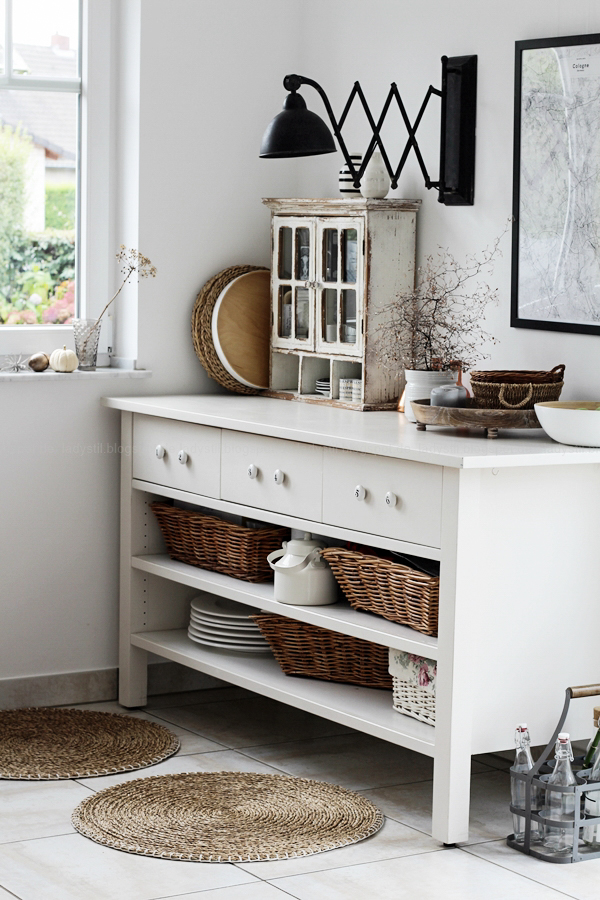 Kücheneinrichtung in Schwarz Weiß Holz mit leichten New Boho Elementen, Küchenschrank von Ikea