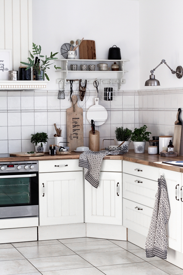Küchenimpressionen im New Boho Stil, Schwarz Weiß Holz, Scandiboho Living Mandala Kräutertöpfe selber gestalten, DIY im Bohostil für die Küche