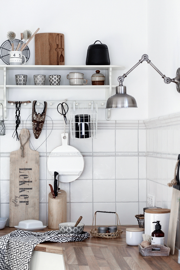 Küchenarbeitsplatte mit weißem Regal im Bohostil gestaltet, Schwarz Weiß Holz,Scandiboho Living Mandala Kräutertöpfe selber gestalten, DIY im Bohostil für die Küche