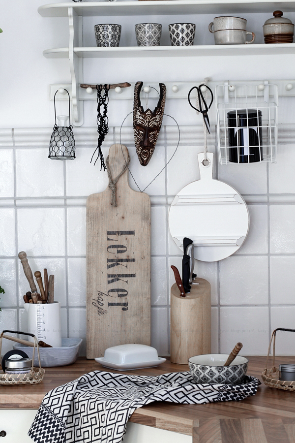 Küchenarbeitsplatte im Bohostil, Holz Schwarz Weiß Accessoires,Scandiboho Living Mandala Kräutertöpfe selber gestalten, DIY im Bohostil für die Küche
