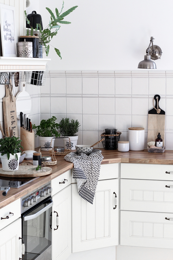 Überblick über die Küche im New Boho Stil mit Schwarz Weiß Holz Accessoires und Mandala Übertöpfen