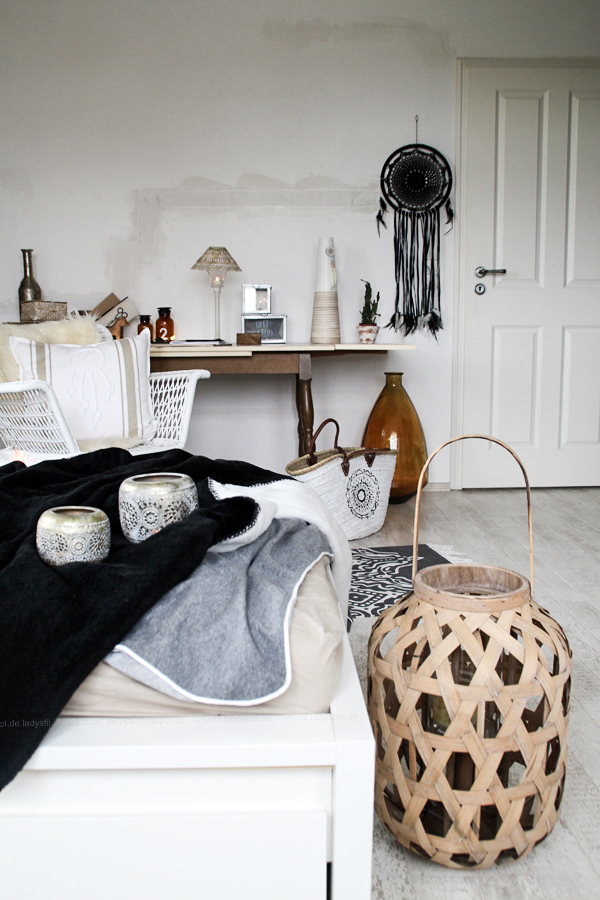 Schlafzimmerdeko im New Boho Look mit schwarz-weißen Ethnoelementen und Holz Accessoires, Bohoschädel, afrikanische Maske und Bambus-Laterne, DIY Ibiza Korbtasche mit Mandala bemalt