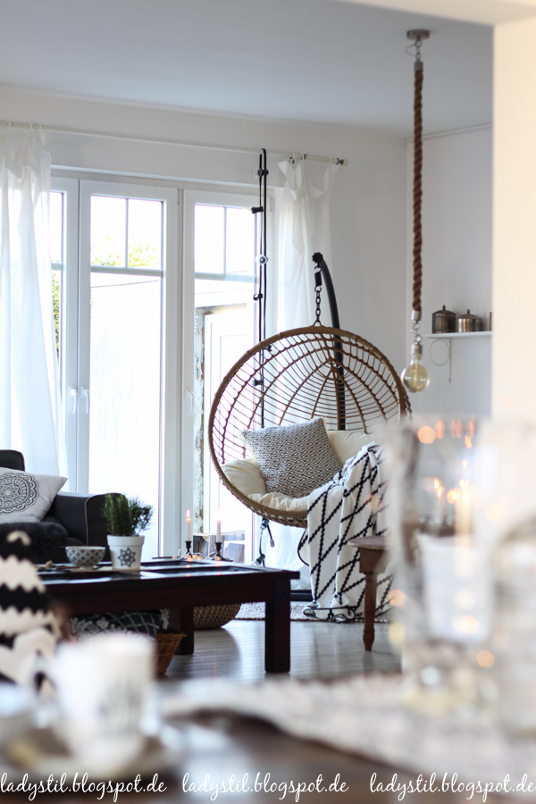 Scandiboho Style im Wohnzimmer Esszimmer in Weiß Schwarz und Holz Interior Inspiration