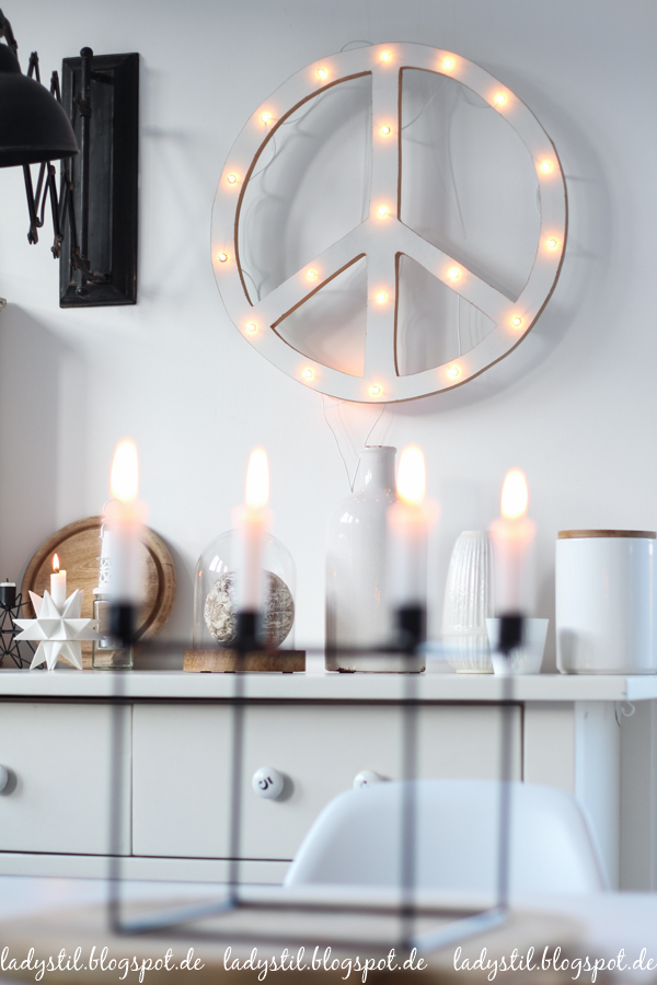 Interior in Weiß Schwarz und Holz im Scandiboho Style DIY Peacelampe