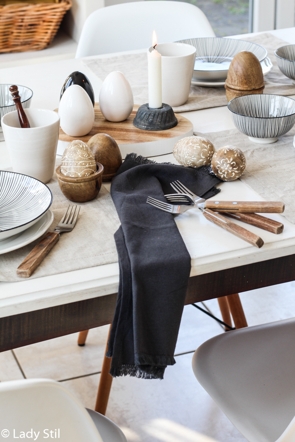 Tischdeko Ostern minimalistisch in Weiß Schwarz und mit Holzaccessoires