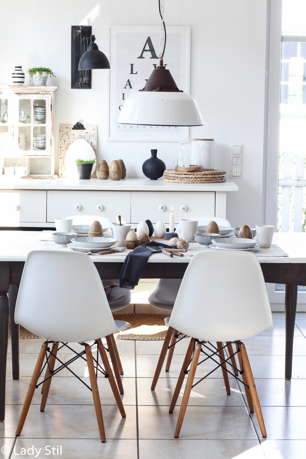 Ostertisch dekorieren minimalistisch in Schwarz Weiß und Holz, Küchenimpressionen Ostern 2017, Interiorblog, 
