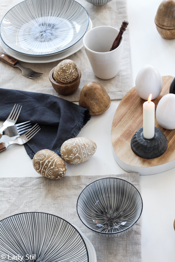 Ostertisch dekorieren minimalistisch in Schwarz Weiß und Holz, Küchenimpressionen Ostern 2017, Interiorblog, Mandala Holzeier