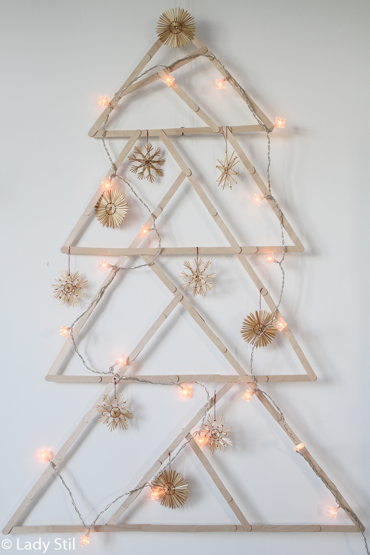 DIY Alternativer Weihnachtsbaum Wanddeko aus Eisstielen