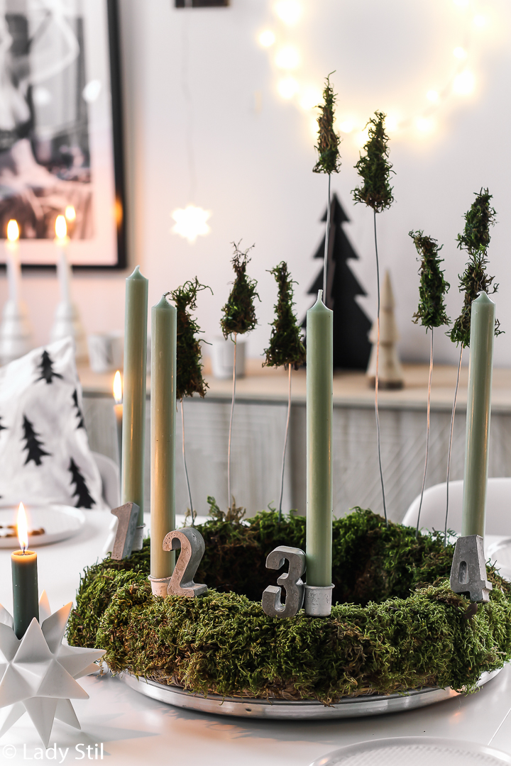 DIY Adventskranz aus Moos mit Tannenbäumen